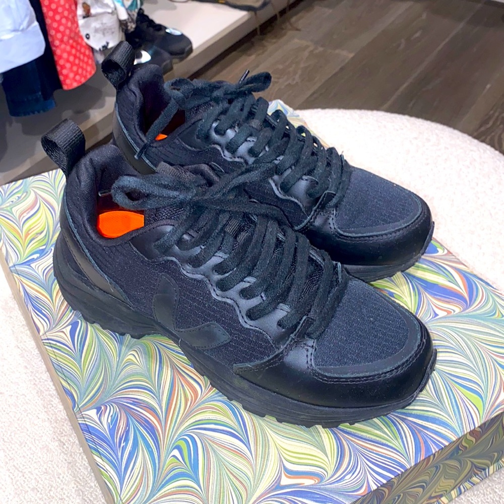 BRAND NEW Veja Black Venturi Runner Sneakers